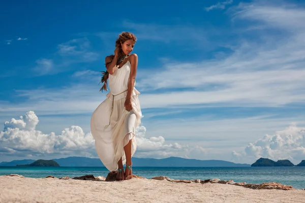 Bella giovane sposa sulla spiaggia — Foto Stock