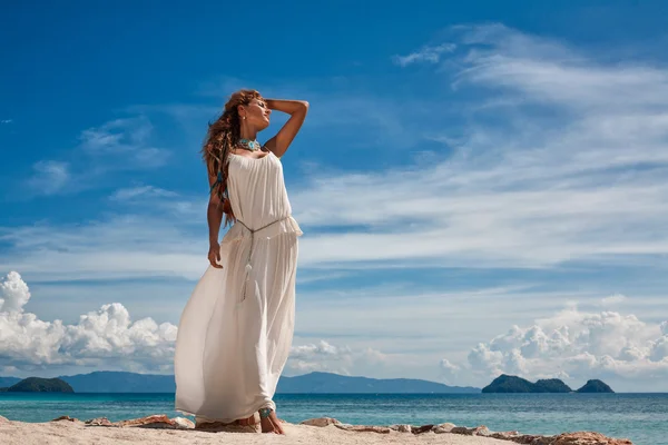 Bela noiva jovem em vestido de casamento branco andando no mar shor — Fotografia de Stock