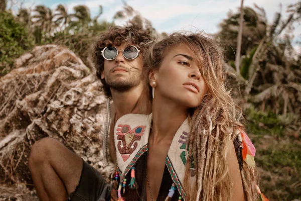 Hermoso estilo boho hombre y mujer al aire libre — Foto de Stock