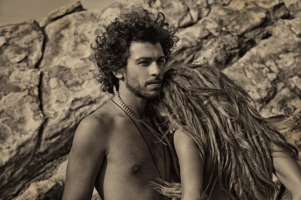 Prachtige boho stijl man en vrouw buitenshuis. sensuele paar — Stockfoto