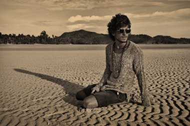 Hippi tarzı erkek güneş gözlüğü portre açık havada