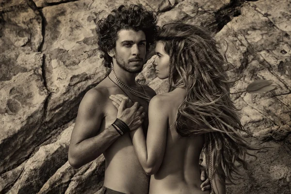 Bonito estilo boho homem e mulher ao ar livre. casal sensual — Fotografia de Stock