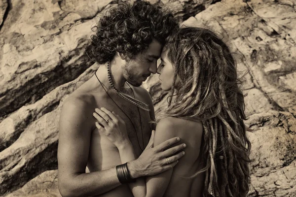 Bonito estilo boho homem e mulher ao ar livre. casal sensual — Fotografia de Stock