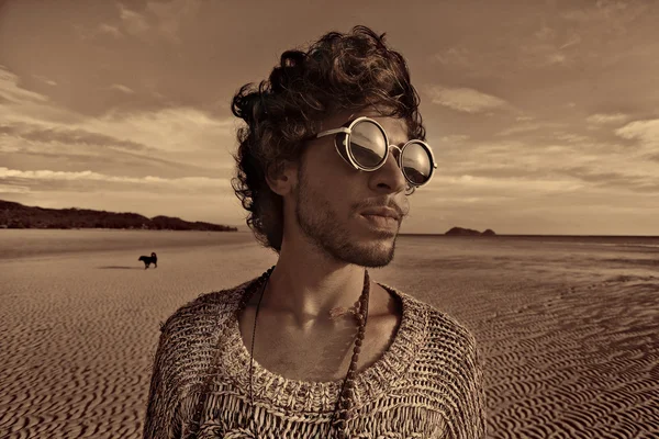 Hippie stílus az ember napszemüveg portré szabadban — Stock Fotó