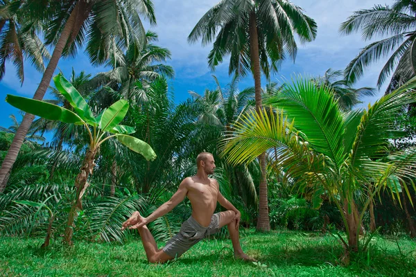 Uomo che fa yoga all'aperto — Foto Stock