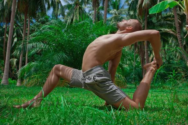 Uomo che fa yoga all'aperto — Foto Stock