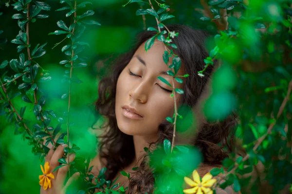 Retrato de hermosa chica asiática con los ojos cerrados —  Fotos de Stock