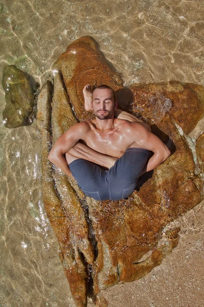 Uomo che fa yoga sulla spiaggia — Foto Stock