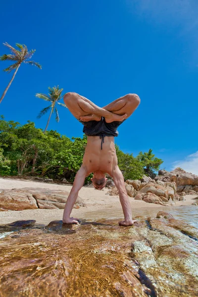 Uomo che fa yoga sulla spiaggia — Foto Stock