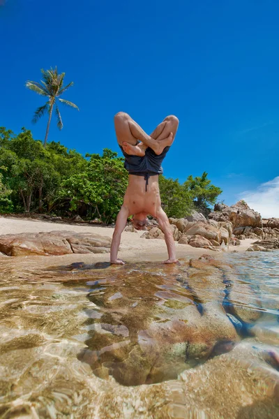 Człowiek robi jogi na plaży — Zdjęcie stockowe