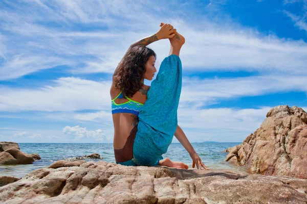 Hermosa joven haciendo yoga en la playa — Foto de Stock