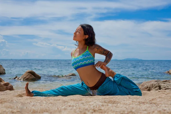 Piękna młoda kobieta robi jogi na plaży — Zdjęcie stockowe