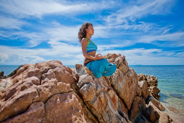 Mulher bonita fazendo ioga na praia — Fotografia de Stock