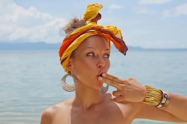 Verrast meisje op het strand — Stockfoto