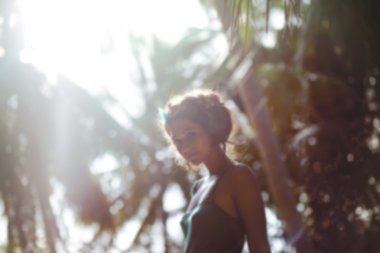 Güzel genç kadının açık havada bulanık görüntü