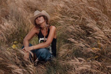 çayır açık havada üzerinde oturan çekici boho kadın