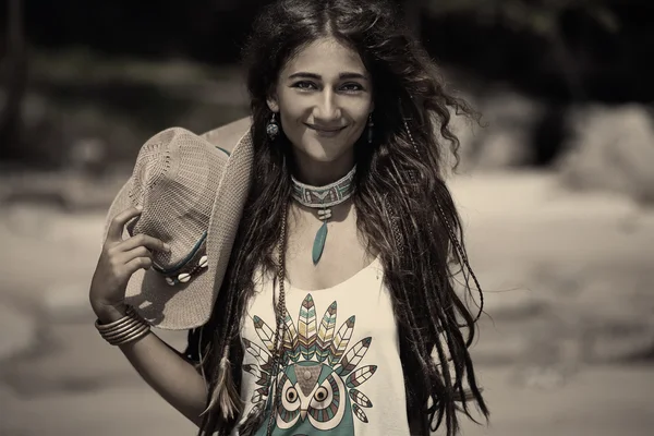 Sorridente giovane donna sulla spiaggia — Foto Stock