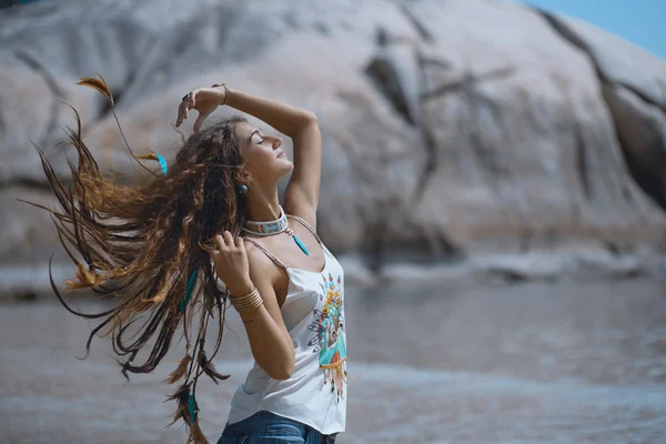 Atractiva mujer boho en la playa — Foto de Stock