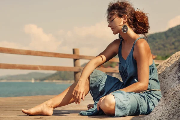 매력적인 boho 여자 목조 인 도교에 앉아 바다에서 — 스톡 사진