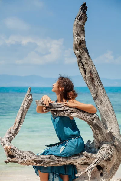 하다가 해변에 앉아 매력적인 젊은 아름 다운 소녀 — 스톡 사진