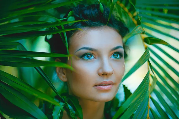 Sensuele portret van mooie jongedame met jungle achtergrond — Stockfoto