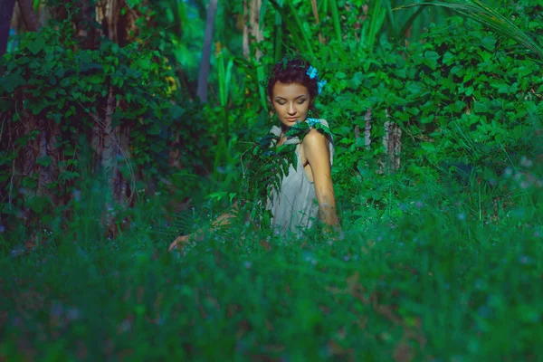 Retrato sensual de jovem mulher bonita com fundo na selva — Fotografia de Stock