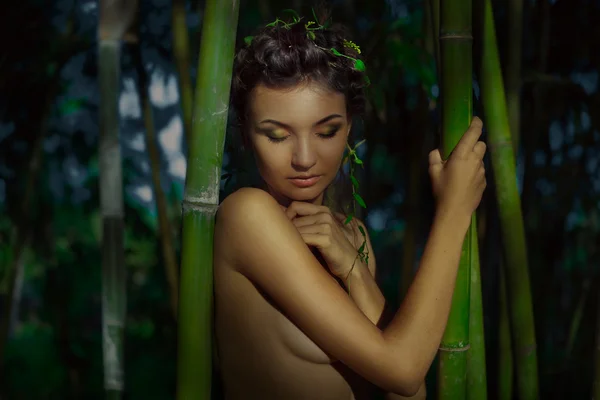 Sensuele portret van mooie jongedame met jungle achtergrond — Stockfoto