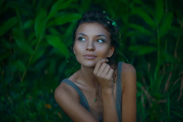 Retrato sensual de joven hermosa mujer con fondo de selva —  Fotos de Stock