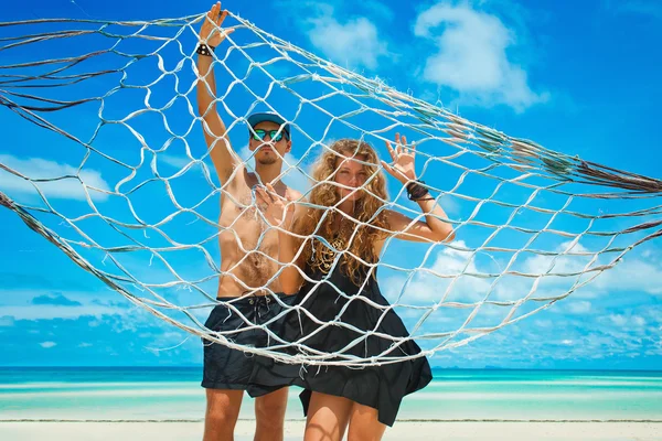 Elegante jovem casal coberto com rede — Fotografia de Stock