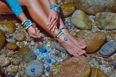Boho aksesuarları. kadın el ve ayakları bo ile fotoğraf kapatmak