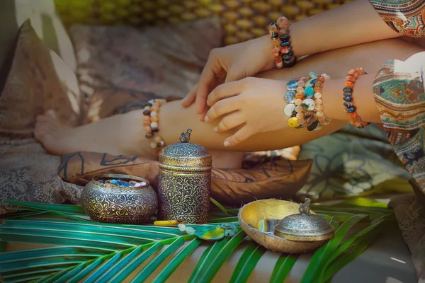 Close up of woman hands and legs with jewelry — Stock Photo, Image