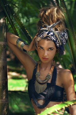 Türban orman arka plan ile kadında çekici genç boho