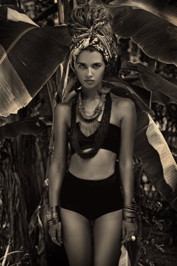 Türban orman arka plan ile kadında çekici genç boho