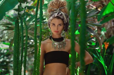 Türban orman arka plan ile kadında çekici genç boho