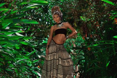 Türban orman arka plan ile kadında çekici genç boho