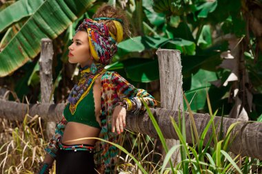 Türban orman arka plan ile kadında çekici genç boho