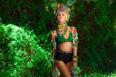 Türban orman arka plan ile kadında çekici genç boho