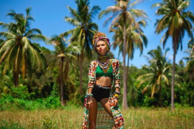 Orman arka plan açık havada çekici boho kadına