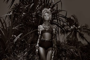 Orman arka plan açık havada çekici boho kadına