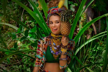 Orman arka plan açık havada çekici boho kadına