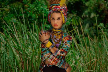 Orman arka plan açık havada çekici boho kadına