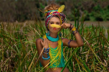 Orman arka plan açık havada çekici boho kadına