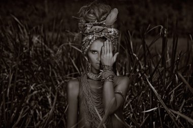 Orman arka plan açık havada çekici boho kadına