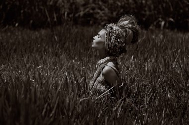 Orman arka plan açık havada çekici boho kadına