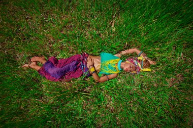 Boho moda güzel kadın Türban çim üzerinde yalan