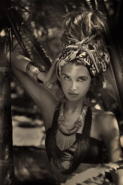 Vonzó fiatal boho nő a dzsungel háttérben turbán — Stock Fotó