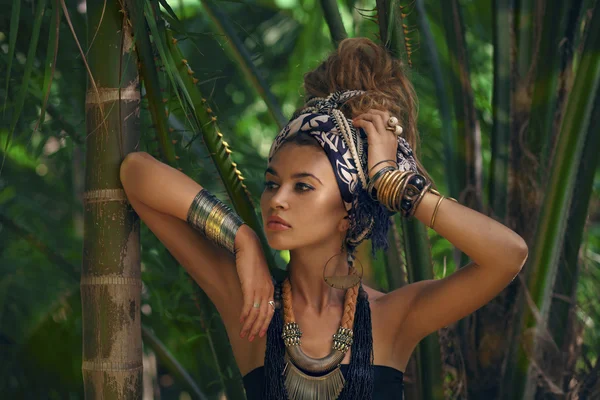 Atraente jovem boho mulher no turbante com selva fundo — Fotografia de Stock