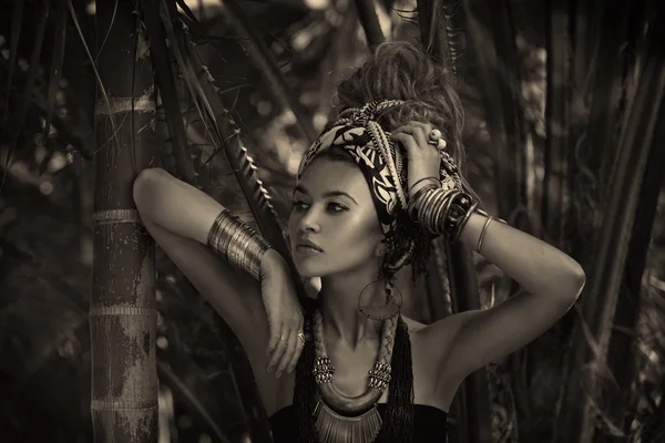 Aantrekkelijke jonge boho vrouw in tulband met jungle achtergrond — Stockfoto