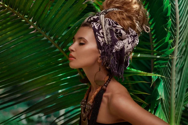 Aantrekkelijke jonge boho vrouw in tulband met jungle achtergrond — Stockfoto