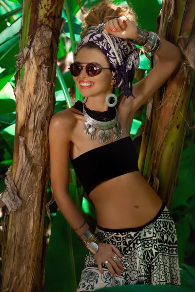 Attraktive junge Boho-Frau im Turban mit Dschungel-Hintergrund — Stockfoto